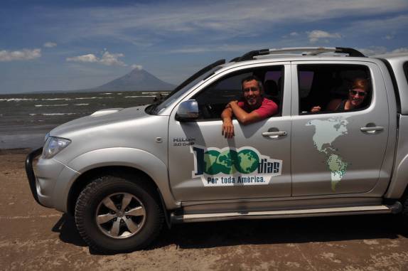 Em praia do lago Nicarágua, prontos para seguirmos à Costa Rica, a alemã Tanya na carona
